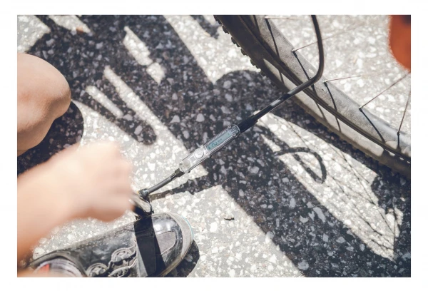 Pompe à Pied Lezyne Micro Floor Drive Digital HVG (Max 90 Psi / 6.2 Bar) Noir 4 Pompe à Pied Lezyne Micro Floor Drive Digital HVG (Max 90 Psi / 6.2 Bar) Noir – Image 2