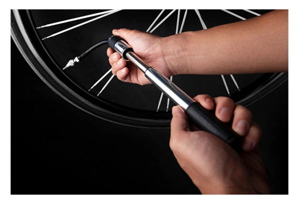 Pompe à Main Birzman Velocity MTB (Max 90psi / 6.2 Bar) Noir 6 Pompe à Main Birzman Velocity MTB (Max 90psi / 6.2 Bar) Noir – Image 4