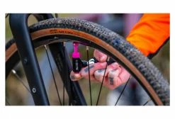 Gonfleur CO2 Muc-Off Road Inflator + 2 Cartouches CO2 16 G -Entretien Réparation Route Soldes unnamed file 660